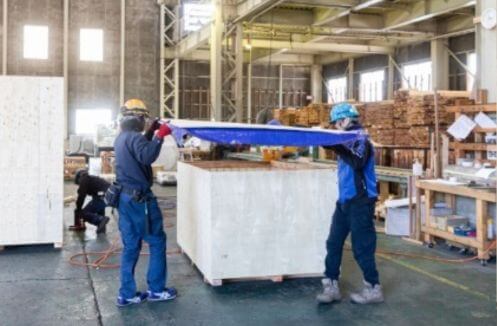 ブルーシートで水の侵入を防ぐ